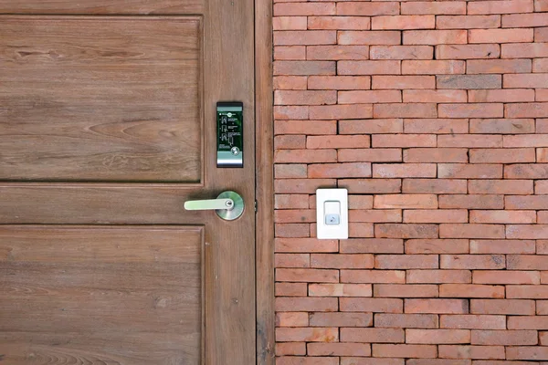 Ξύλινη πόρτα και ηλεκτρονική κλειδαριά με τοίχο από τούβλα — Φωτογραφία Αρχείου