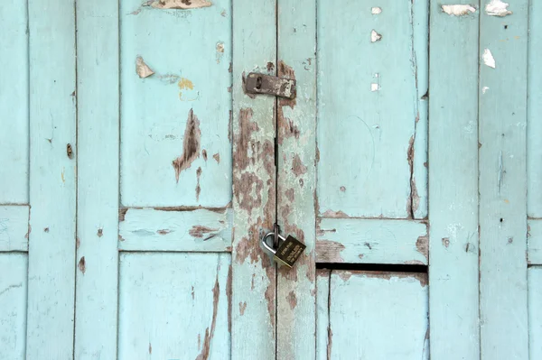 Belle porte ancienne en bois avec fond texture serrure métallique — Photo