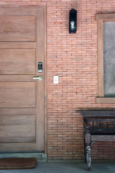 Fából készült ajtó és elektronikus zár téglafal Stock Kép
