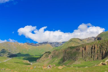 yeşil dağların buzul altında bulutlar ile