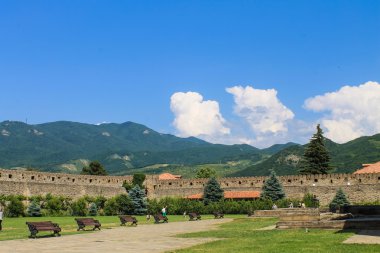 Manastır avluya banklar ile