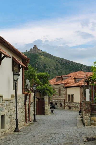 Mtskheta street, kilátással a Jvari-kolostor — Stock Fotó