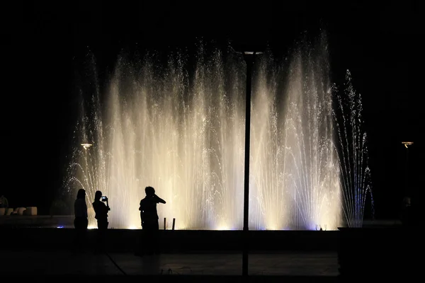 Silhouettes face à la fontaine 7 — Photo