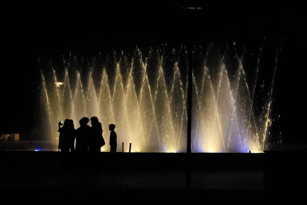 Silhouettes opposite of the fountain 3 — Stock Photo, Image