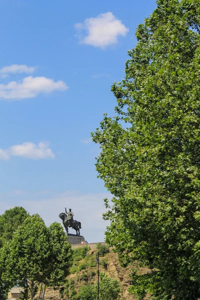Monumento de Vakhtang Gorgasal detrás de los árboles — Foto de Stock