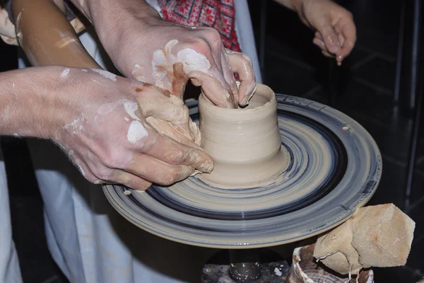 Maestro insegna ceramica bambino — Foto Stock