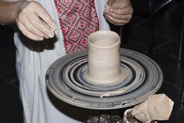 Criança aprende cerâmica — Fotografia de Stock