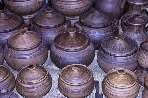 Panelas de cerâmica com tampa — Fotografia de Stock