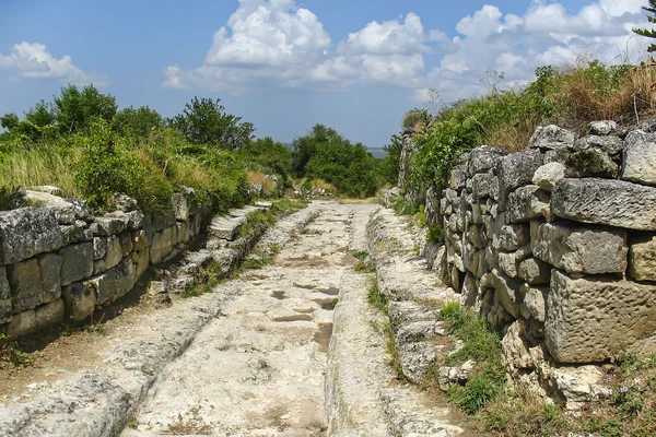 bir ortaçağ duvarlı şehir kalıntıları. Sokak Chufut Kale. Bahçesaray. Crimea