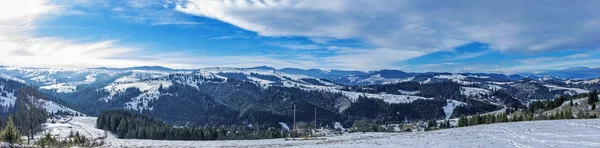 Sonniger Wintertag in den Karpaten. Ukraine — Stockfoto