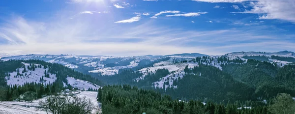 Karpat Dağları'nda güneşli kış günü. Ukrayna — Stok fotoğraf