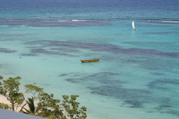 Bateau Couché Dans Océan Atlantique Sur Plage Jamaïque — Photo