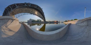 Moskova 'daki Patriarshiy Brige yakınlarında Moskova nehrinin 360 derecelik manzarası