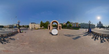 Moskova, Rusya 'daki Kropotkinskaya metro istasyonu yakınlarındaki Prechistenskie Vorota meydanının 360 panoraması