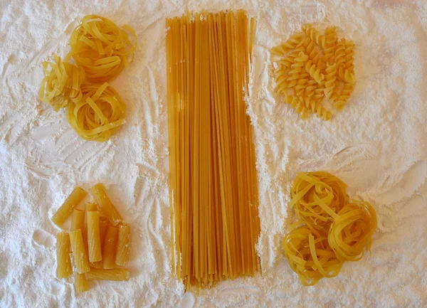 Forskjellige typer italiensk pasta – stockfoto