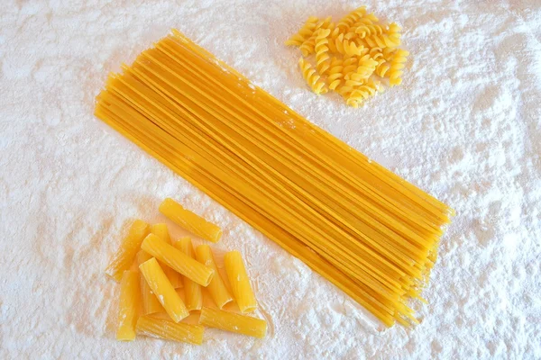 Verschiedene Arten italienischer Pasta — Stockfoto