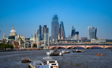 Blackfriars Köprüsü 'nün manzarası ve Londra' nın merkezi gökdelenleri Waterloo Köprüsü 'nden alındı.
