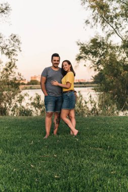 Güzel çıplak ayaklı çift parkta durup poz veriyor.