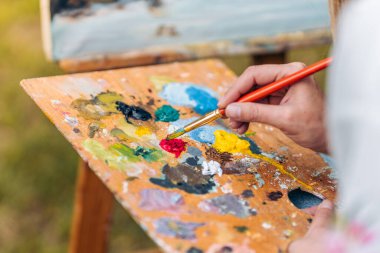 Üzerinde boya olan ahşap palet.