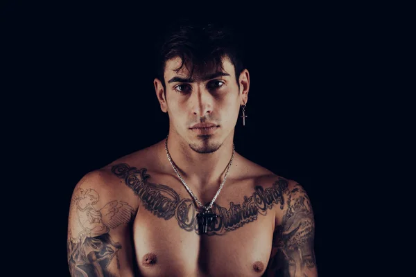 Uomo con tatuaggi e gioielli in argento — Foto Stock