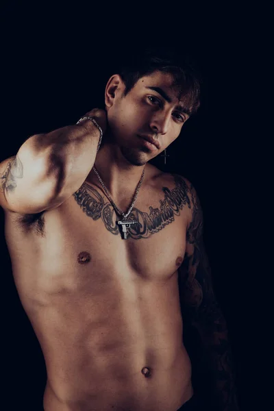 Retrato de um jovem com tatuagens e jóias de prata — Fotografia de Stock