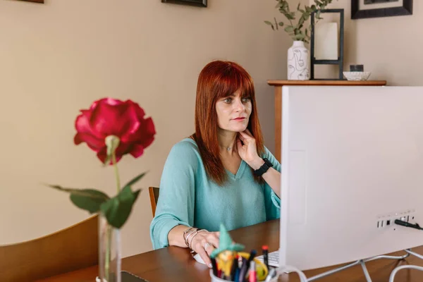 Mujer adulta teletrabajo con un ordenador en casa — Foto de Stock