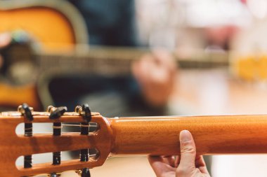 Düette gitar çalan bir kadının elleri.