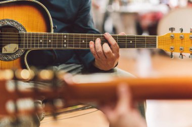 Düette gitar çalan bir adamın elleri.