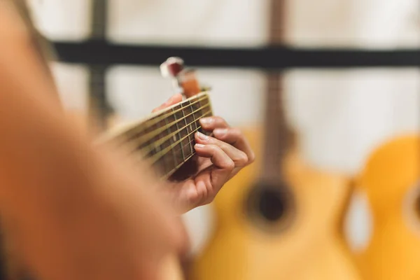 Selektywna koncentracja na dłoni kobiety grającej na gitarze — Zdjęcie stockowe