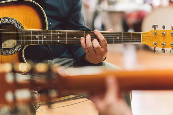 Ręce mężczyzny grającego na gitarze w duecie — Zdjęcie stockowe