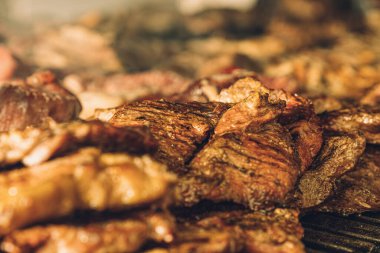 Izgarada yumuşak biftek.