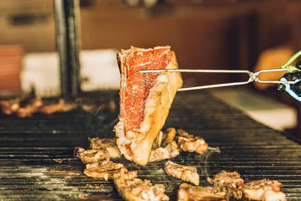 Rauwe biefstuk koken in de gril — Stockfoto