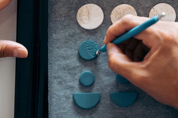 Artisan Woman Making Earrings — Stock Photo, Image