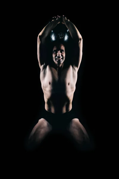 Stark man som tränar med Kettlebell — Stockfoto