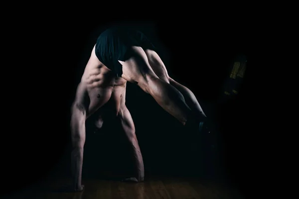 Muscular man doing balancing exercises with trx — Stock Photo, Image