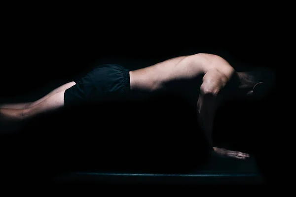 Perfil de um homem fitness fazendo flexões. — Fotografia de Stock