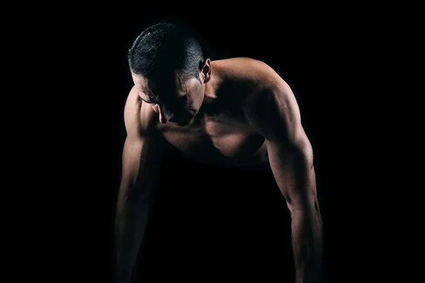 Homem muscular fazendo flexões com fundo preto — Fotografia de Stock