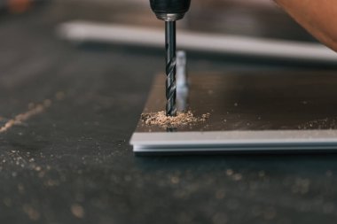 Matkap bir atölyede yüzeye saplanmış.