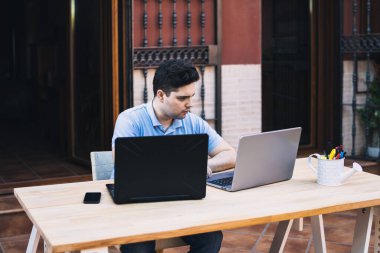 Adam iki dizüstü bilgisayarla şifreli para ticareti yapıyor.