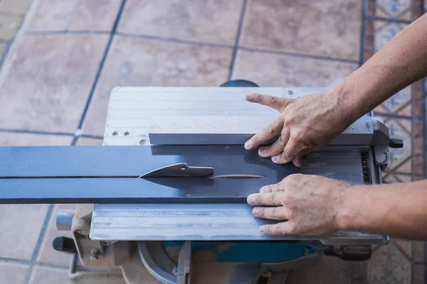 Человек режет мебель электрическим диском без защиты — стоковое фото