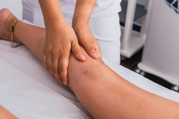 Therapist Giving Calf Massage Woman Spa Center Masseuse Hands Massaging — Stock Photo, Image