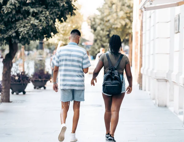 За лаштунками чоловіка і жінки, що йде вулицею — стокове фото
