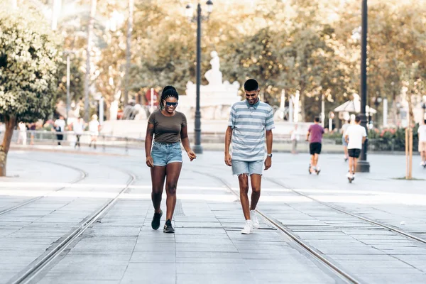 Молоді люди різних національностей посміхаються, коли ходять у місті — стокове фото