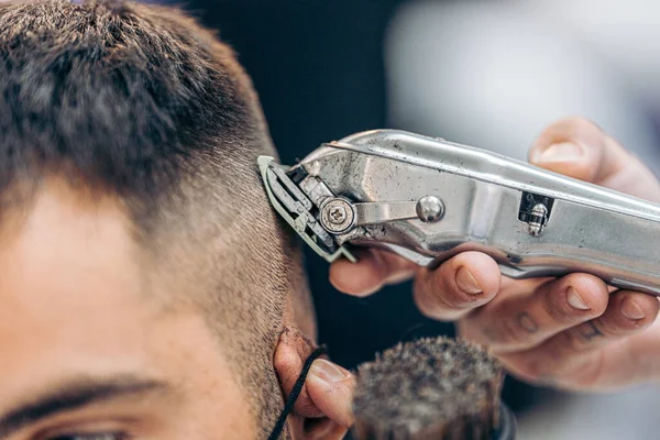 Vista de perto de uma máquina de barbear o cabelo de um cliente em uma barbearia — Fotografia de Stock