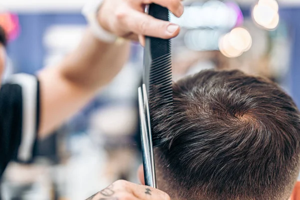 Close up vista tesoura e pente usado pelo corte do cabelo de um homem — Fotografia de Stock