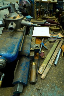 Ağaç işleme makinesi ve diğer araçlar.