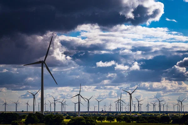 Energía eólica. Estaciones con cuchillas —  Fotos de Stock