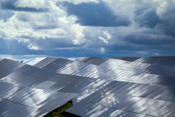 Panelen van solar batterijen. — Stockfoto