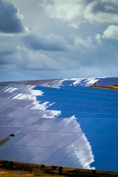 Paneles de baterías solares . —  Fotos de Stock