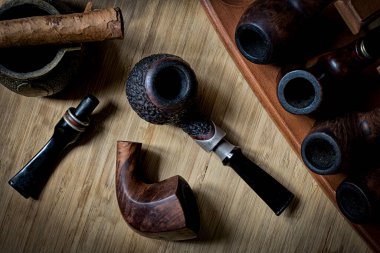 Özel bir rafta farklı şekillerde ve tipte sigara içilen borular..